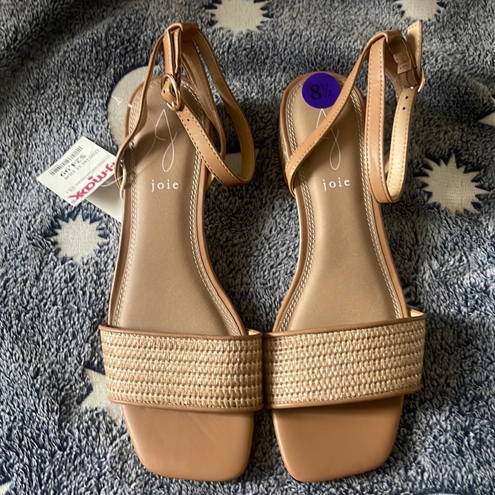 Low heel sandals. Tan